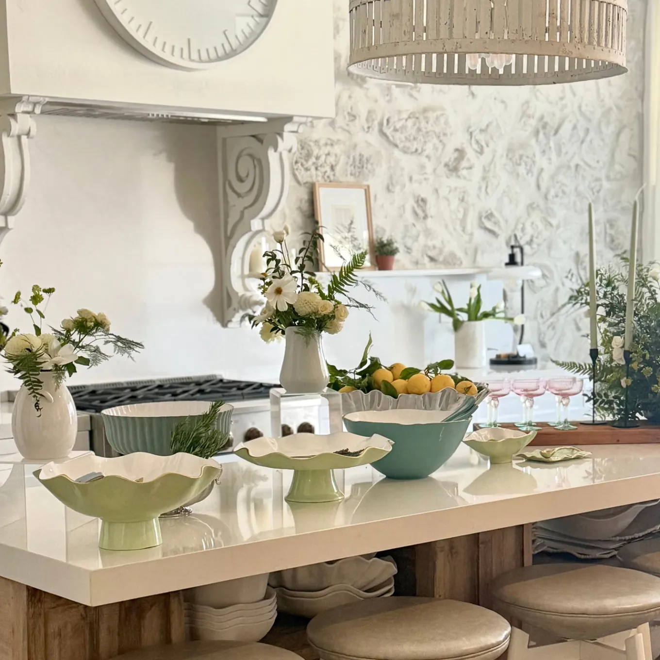 ENCANTO Carola Large Pedestal (Pistachio and White)