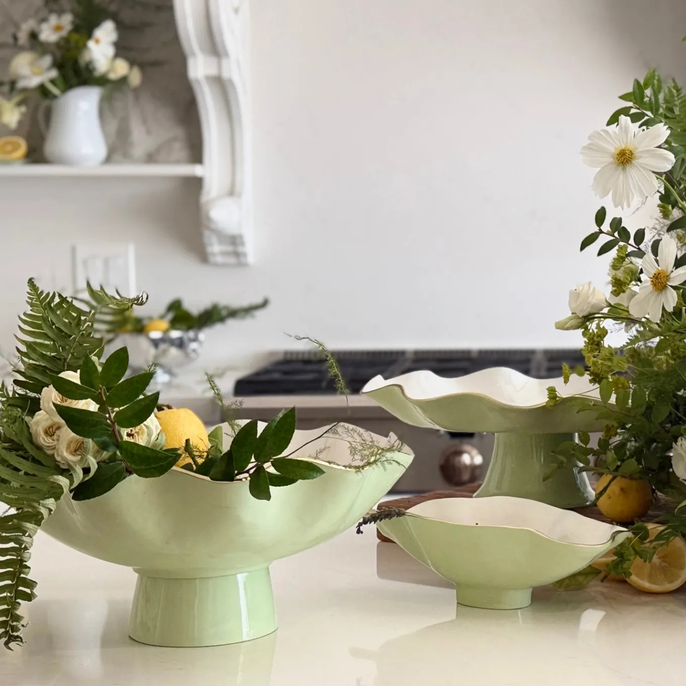 ENCANTO Carola Large Pedestal (Pistachio and White)