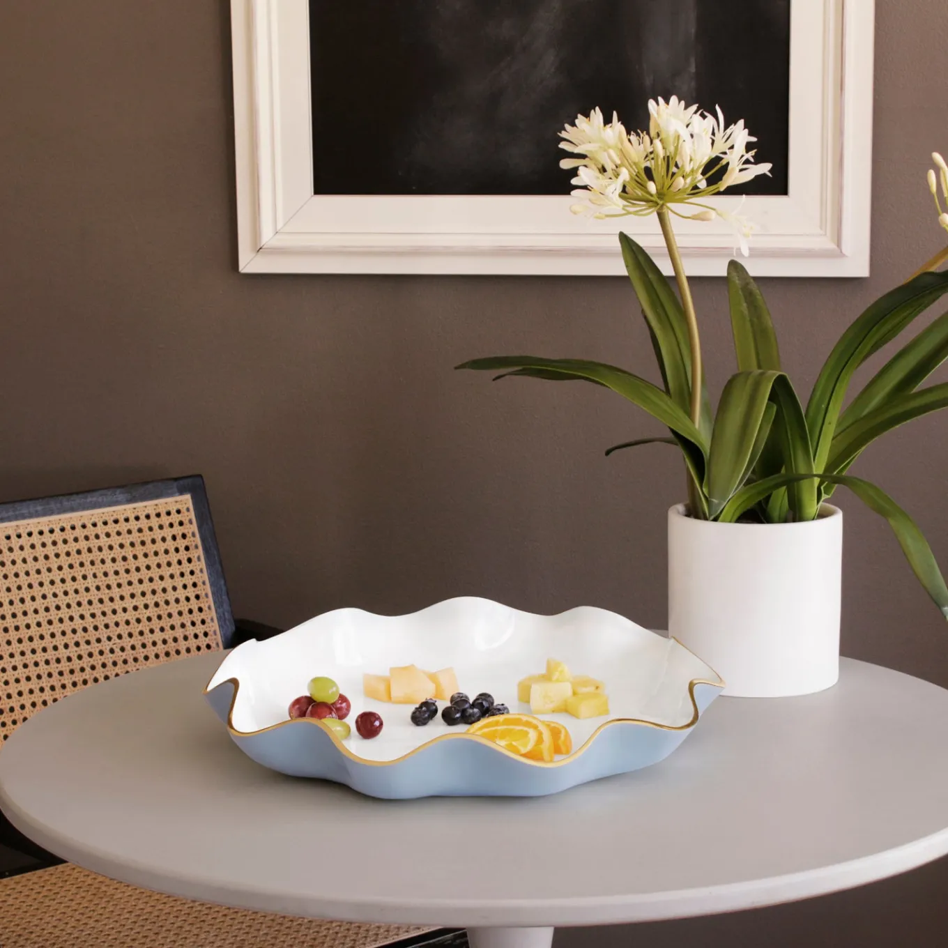 ENCANTO Carola Large Round Platter (Periwinkle and White)