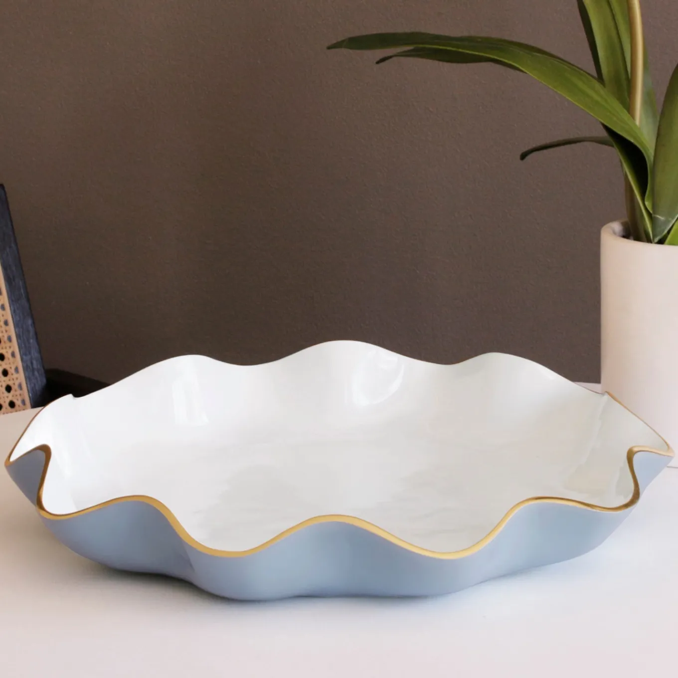 ENCANTO Carola Large Round Platter (Periwinkle and White)