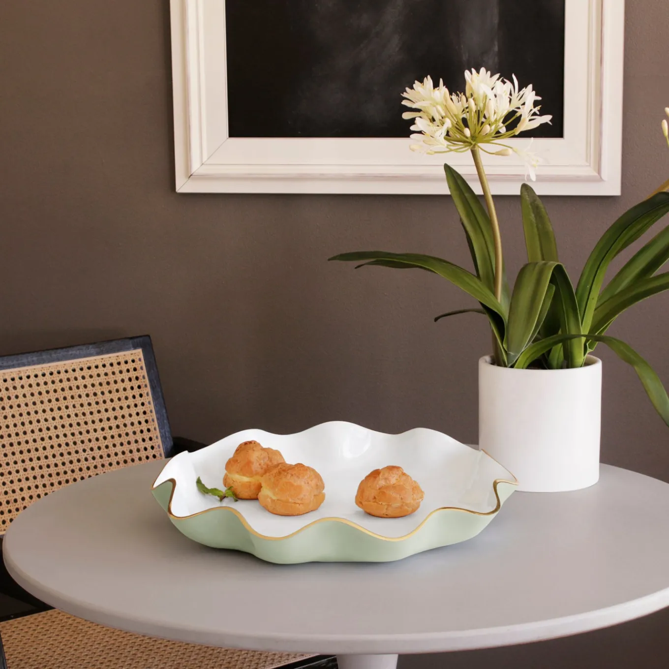 ENCANTO Carola Large Round Platter (Pistachio and White)