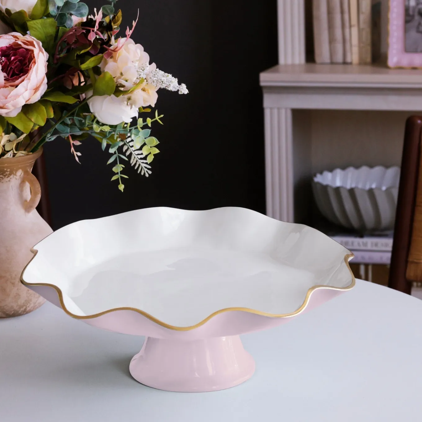 ENCANTO Carola Pedestal Cake Plate (Camellia and White)