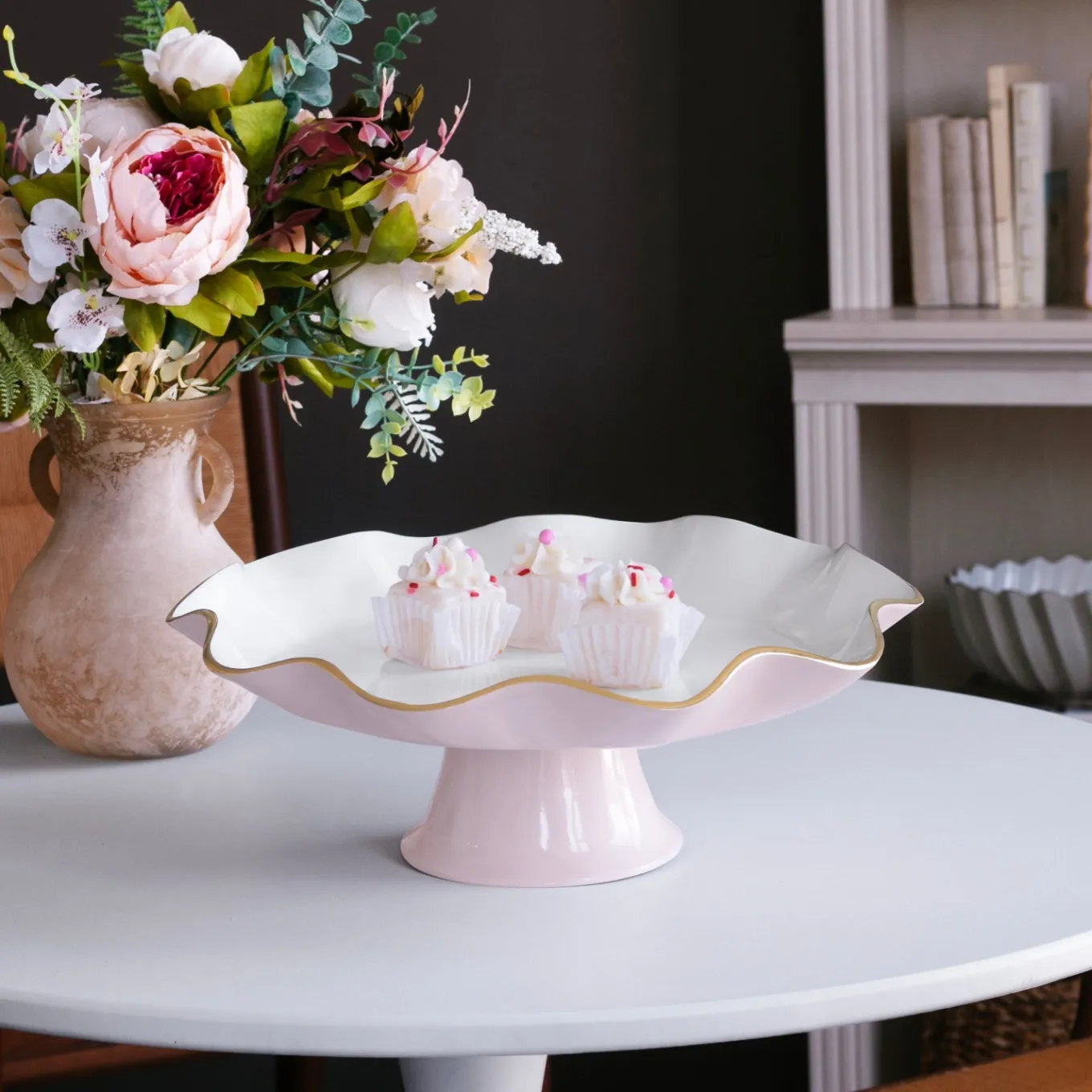 ENCANTO Carola Pedestal Cake Plate (Camellia and White)