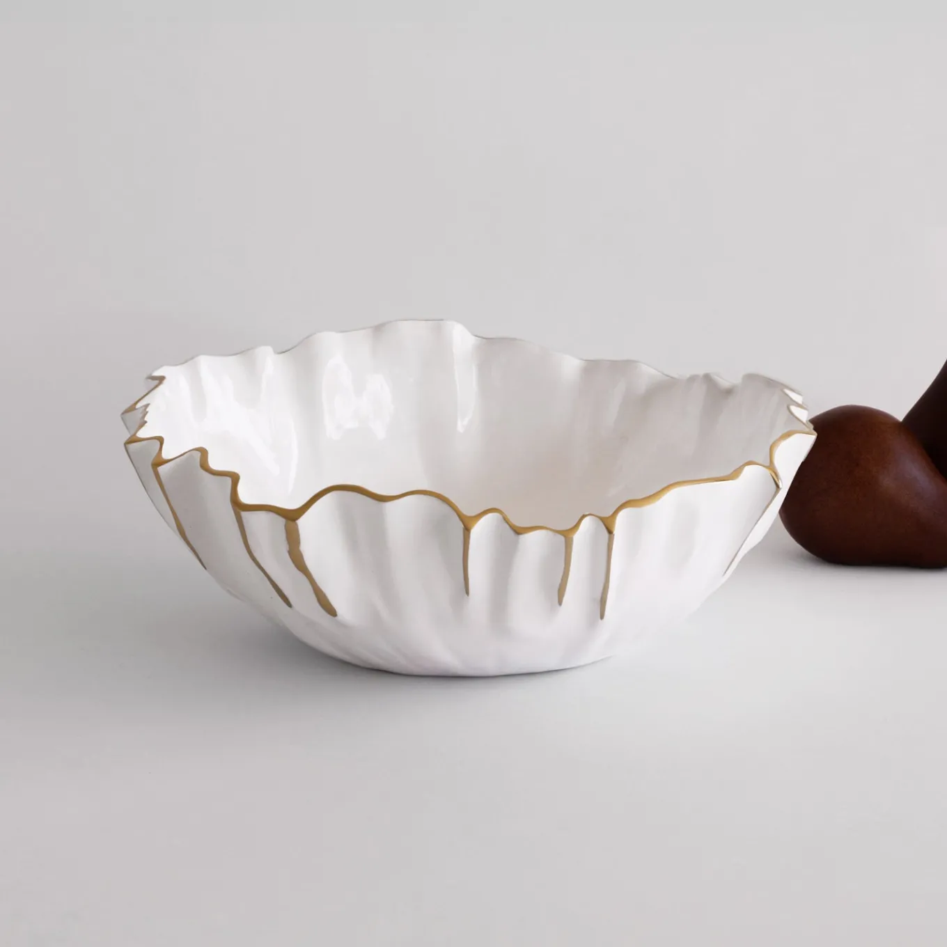 THANNI Mystic Medium Round Bowl (White and Gold)