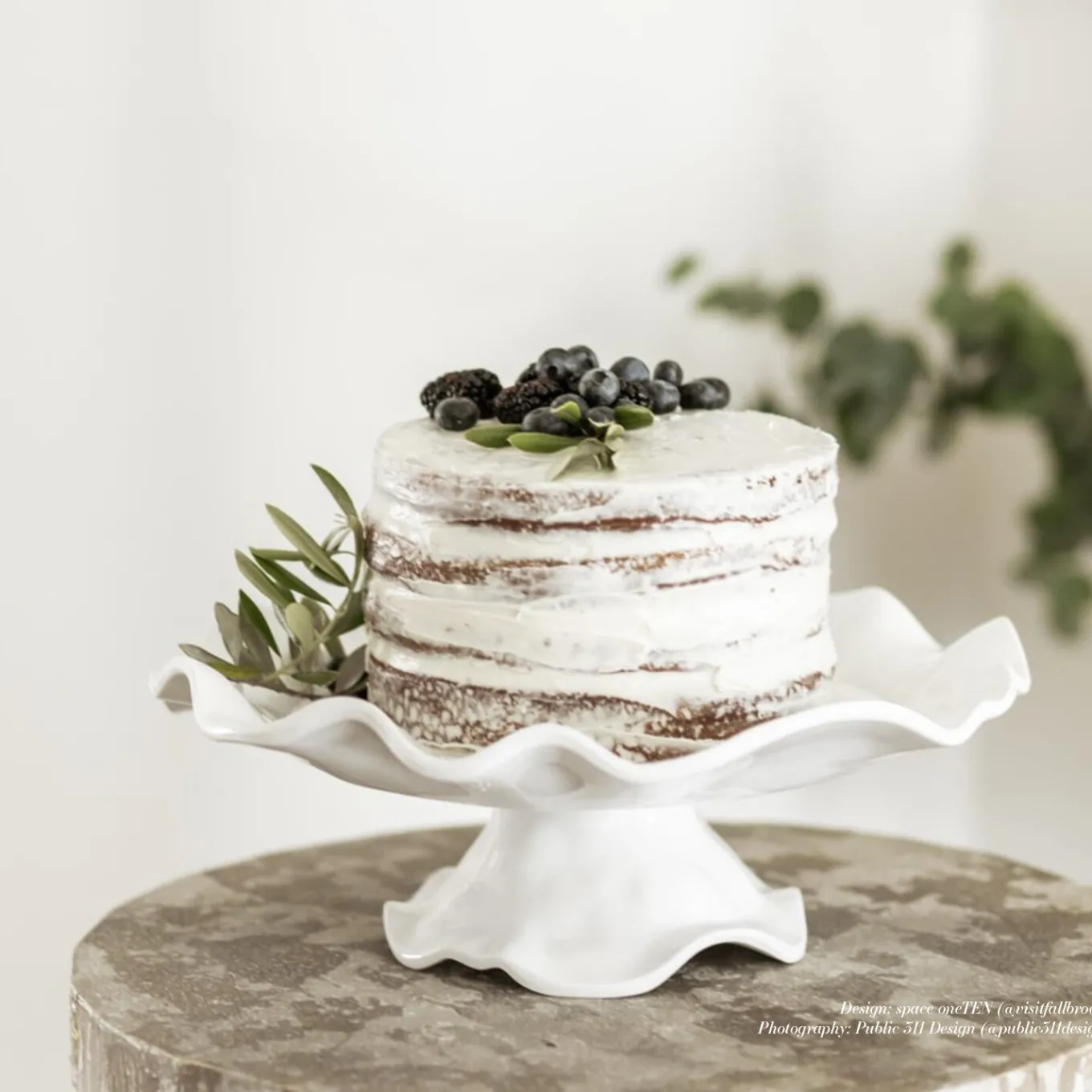 VIDA Havana Pedestal Cake Plate White