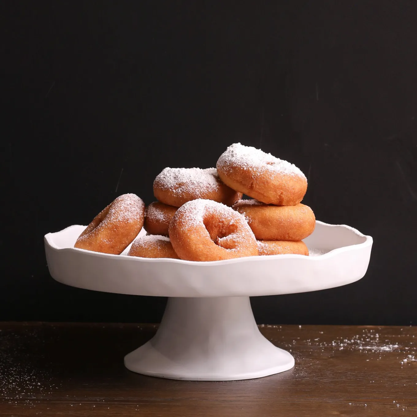 VIDA Nube Round Pedestal Cake Plate (White)