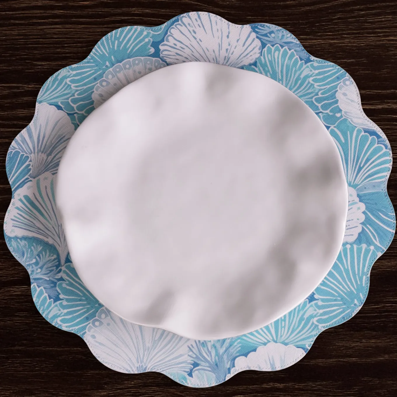 VIDA Shells & Scallops Reversible Round Placemats Set of 4 (Blue & Whi